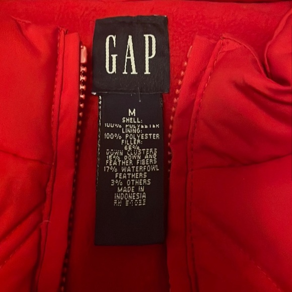 Women’s Gap Red Quilted Puffer Vest, Size Medium - Picture 3 of 5